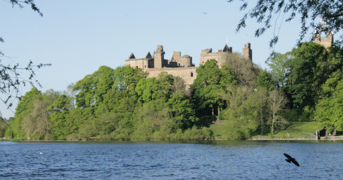 Linlothgow Loch with Linlothgow Palace in the background
