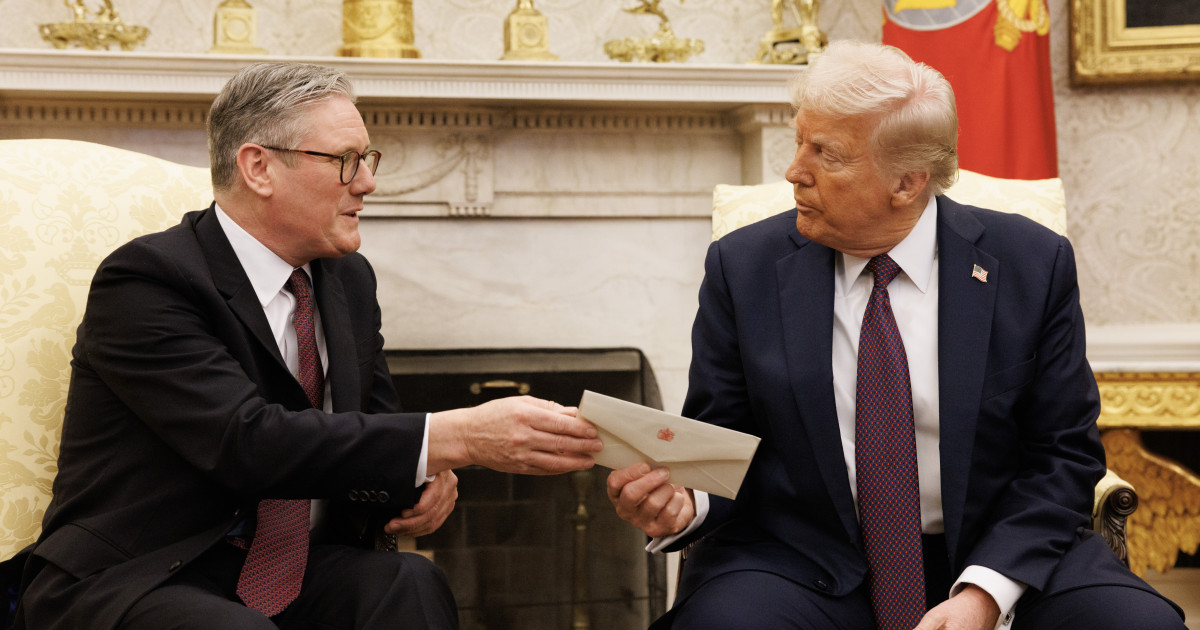 Keir Starmer and Donald Trump meeting in February 2025 (photo credit: Simon Dawson) UK Prime Minister Keir Starmer and US President Donald Trump sitting together. Starmer passes a letter to Trump from the King.
